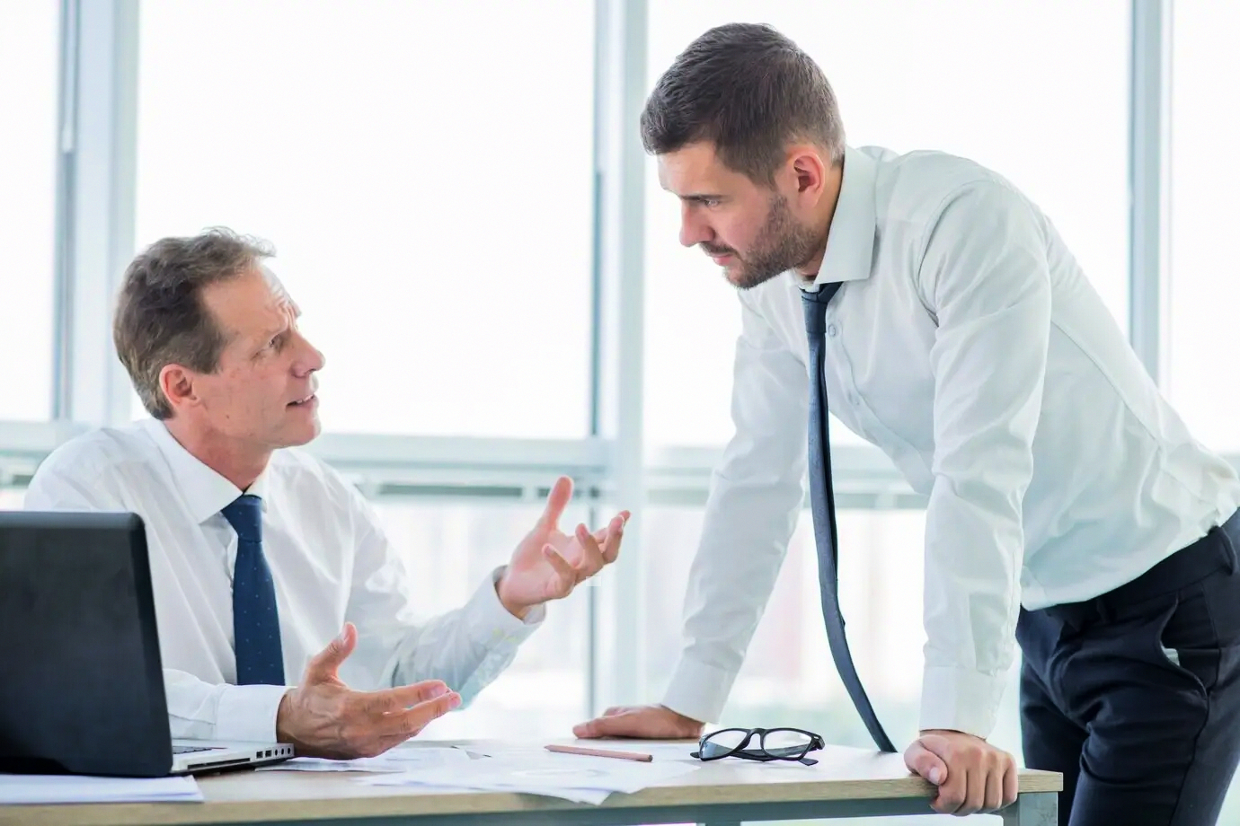 Equipo directivo revisando KPIs de logistics and supply chain